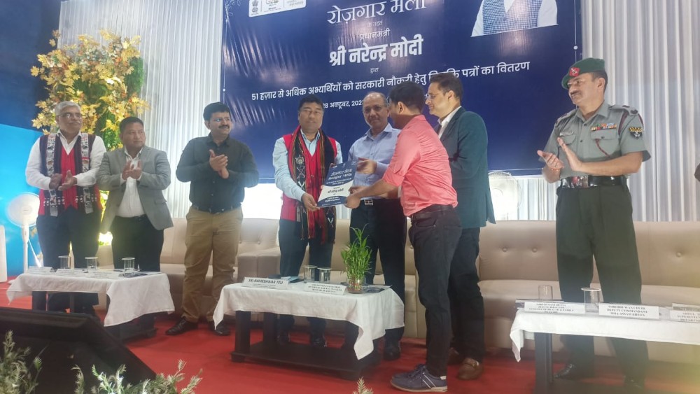 Rameswar Teli, Union Minister of State, Ministry of Petroleum and Natural Gas & Ministry of Labour and Employment handing over appointment letter to a candidate during Rozgar Mela in Dimapur. (Photo Courtesy: NFR)